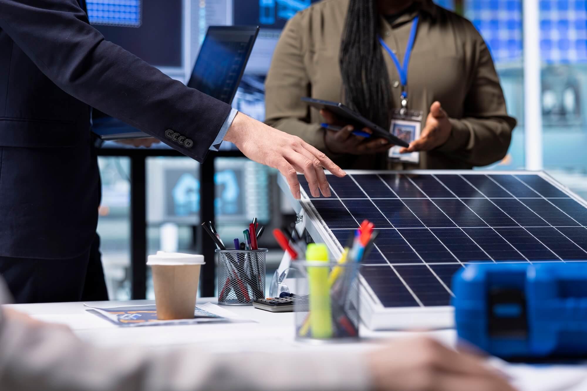 Ľudia v kancelárii diskutujú o novej fotovoltike pre firmu.